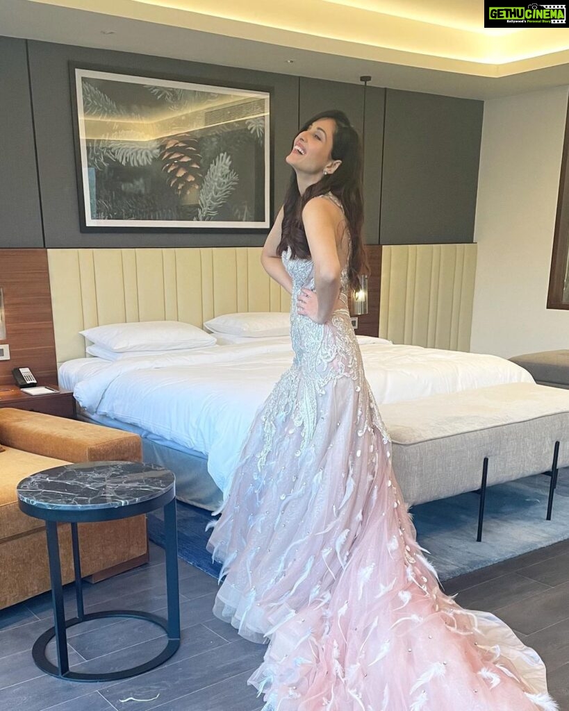 Pooja Chopra Instagram - Did I tell u how I just didn’t want to get out of this stunning gown🫶🏻 . . . . . Styled by @stylebyesh @eeshrathod who has my heart ♾ and this exquisite gown by @dimpleamrin in Dehradun for Economic Times Inspiring Leaders of Uttarakhand awards 🤍