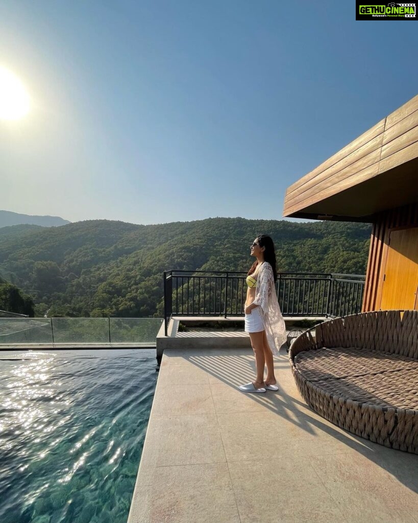 Pooja Chopra Instagram - ⛰💚 . . . . . . . . #goodmorning #morningvibes #morningslikethese #mountainlover #heaven #bliss #peace #beutiful #nature #love #calm #zen 🕊 Hyatt Regency Dehradun