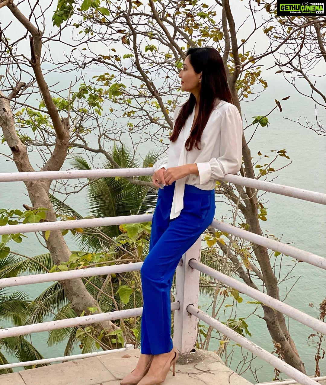 Pooja Chopra Instagram - ๐๐ฏ๐ฅ ๐ต๐ฉ๐ฆ๐ณ๐ฆ ๐ด๐ฉ๐ฆ ๐ด๐ต๐ข๐ฏ๐ฅ๐ด..๐ข๐ญ๐ฐ๐ฏ๐ฆ ๐บ๐ฆ๐ต ๐ฑ๐ฐ๐ธ๐ฆ๐ณ๐ง๐ถ๐ญ, ๐ด๐ช๐ญ๐ฆ๐ฏ๐ต ๐บ๐ฆ๐ต ๐ฃ๐ฐ๐ญ๐ฅ, ๐ต๐ช๐ฎ๐ช๐ฅ ๐บ๐ฆ๐ต ๐ค๐ฐ๐ฏ๐ง๐ช๐ฅ๐ฆ๐ฏt ๐ HAPPY WOMENS DAY TO ALL U BEAUTIFUL LADIES OUT THERE ๐ค #womensday #womenpower #supportwomen #womenempowerment #beautiful #perfect #newworld #ourworld #letsmakeithappen #togetherwecan Raj Bhavan