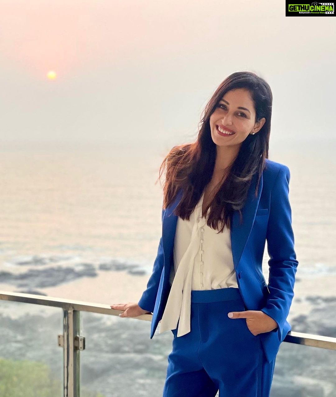 Pooja Chopra Instagram - ๐๐ฏ๐ฅ ๐ต๐ฉ๐ฆ๐ณ๐ฆ ๐ด๐ฉ๐ฆ ๐ด๐ต๐ข๐ฏ๐ฅ๐ด..๐ข๐ญ๐ฐ๐ฏ๐ฆ ๐บ๐ฆ๐ต ๐ฑ๐ฐ๐ธ๐ฆ๐ณ๐ง๐ถ๐ญ, ๐ด๐ช๐ญ๐ฆ๐ฏ๐ต ๐บ๐ฆ๐ต ๐ฃ๐ฐ๐ญ๐ฅ, ๐ต๐ช๐ฎ๐ช๐ฅ ๐บ๐ฆ๐ต ๐ค๐ฐ๐ฏ๐ง๐ช๐ฅ๐ฆ๐ฏt ๐ HAPPY WOMENS DAY TO ALL U BEAUTIFUL LADIES OUT THERE ๐ค #womensday #womenpower #supportwomen #womenempowerment #beautiful #perfect #newworld #ourworld #letsmakeithappen #togetherwecan Raj Bhavan