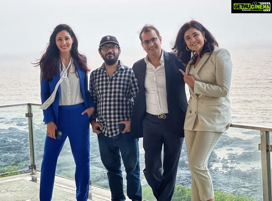 Pooja Chopra Instagram - Thank you for honouring us Hon. Governor Bhagat Singh Koshyari. A memorable evening indeed. Team Jahaan Chaar Yaarš¤ . . #happybunch #gushinglikealittlegirl #happy #proud #happywomensday #aneveningwellspent #team #jahaanchaaryaar #womensday #womenpower #movie #bollywood #friendship #love #releasingsoon Raj Bhavan