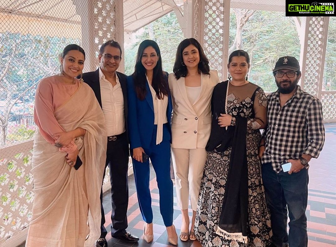 Pooja Chopra Instagram - Thank you for honouring us Hon. Governor Bhagat Singh Koshyari. A memorable evening indeed. Team Jahaan Chaar Yaarš¤ . . #happybunch #gushinglikealittlegirl #happy #proud #happywomensday #aneveningwellspent #team #jahaanchaaryaar #womensday #womenpower #movie #bollywood #friendship #love #releasingsoon Raj Bhavan