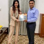 Pooja Chopra Instagram - It was an honour to meet the CM of Goa Dr. Pramod Sawant and to be invited as a guest of State for the Goa Carnival in Panjim today..looking forward 💫 Chief Minister Panjim