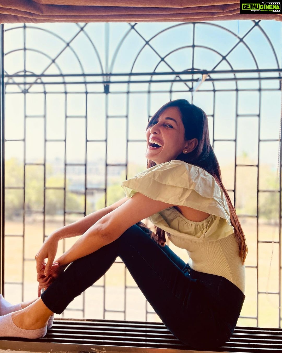 Pooja Chopra Instagram - A good laugh never really hurt anyone except my damn stomach hurts 🤦🏻♀️ #stillworthit #timewithfriends . . . . . . . . . . . . #goodmorning #happymornings #sundayfunday #livelovelaugh #sundaymood☀️ #happy #laughteristhebestmedicine #photooftheday #love #instagood #candid #ootd #sundayvibes #laughingbaby