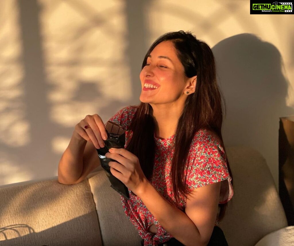 Pooja Chopra Instagram - I could totally give up chocolate but I’m not a quitter u see 🤓 #girlandherchocolate #darkchocolate #love #nofilterneeded #sunkissed #beautiful #universeblessed #prettysmiles #happiness
