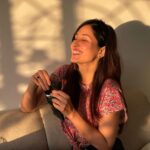 Pooja Chopra Instagram – I could totally give up chocolate but I’m not a quitter u see 🤓
#girlandherchocolate
#darkchocolate #love #nofilterneeded #sunkissed #beautiful #universeblessed #prettysmiles #happiness