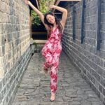 Pooja Chopra Instagram – 𝑪𝒖𝒓𝒓𝒆𝒏𝒕 𝒎𝒐𝒐𝒅: Doing the happy dance 🎈
.
.
.
.
.
.
.
.
#goodmorning #morningslikethese #happydance #happyheart #dancingqueen #fridayfeeling #crispair #perfecthair #sunshine #clearskies #beautifulplaces #viveda #detox #naturopathy #ayurveda #healthy #healthyfood #feelinggood #fitnessmotivation #joyful  Styled by – @tanisha_agrwal 
Outfit – @mandirawirkhq 
location- @vivedawellnessvillage co-ordinated by – @options_travel