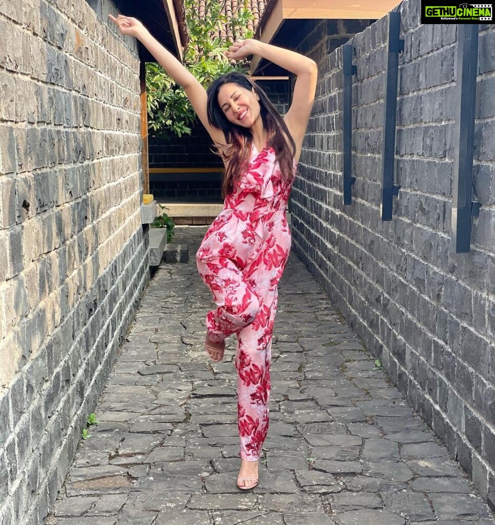 Pooja Chopra Instagram - 𝑪𝒖𝒓𝒓𝒆𝒏𝒕 𝒎𝒐𝒐𝒅: Doing the happy dance 🎈 . . . . . . . . #goodmorning #morningslikethese #happydance #happyheart #dancingqueen #fridayfeeling #crispair #perfecthair #sunshine #clearskies #beautifulplaces #viveda #detox #naturopathy #ayurveda #healthy #healthyfood #feelinggood #fitnessmotivation #joyful Styled by - @tanisha_agrwal Outfit - @mandirawirkhq location- @vivedawellnessvillage co-ordinated by - @options_travel