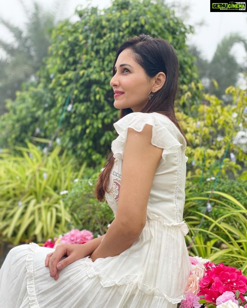 Pooja Chopra Instagram - #𝘚𝘱𝘪𝘳𝘪𝘵 𝘢𝘯𝘪𝘮𝘢𝘭 🦢 . . . . . . #swan #swanlife #white #whitedress #pure #pristine #lovewhites #whitelooksgoodonme #sunday #sundaze #sundazed #sundayvibes #calm #calming #peace #peaceful #love #nofilter #ｓｕｎｄａｙｍｏｏｄ 💃
