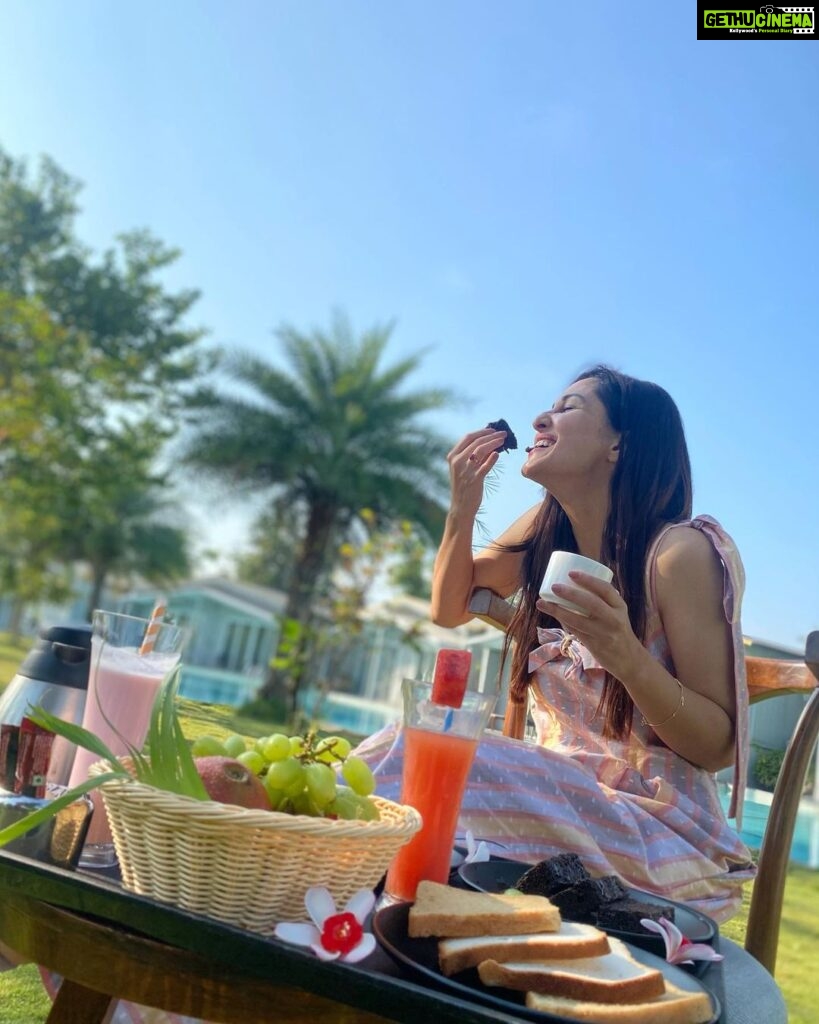 Pooja Chopra Instagram - Happiness is a mouth-FULL ovv cake . . . . . . . . #breakfastview #cakeonmylips #sunkissed #mountains #clearskies #garden #smiles #sunrise #myfav #imlovinit #cake #calories #nofilter #onavacay #girlinpink #iwokeuplikethis #nofilter #happypuppy The Forest Club Resort