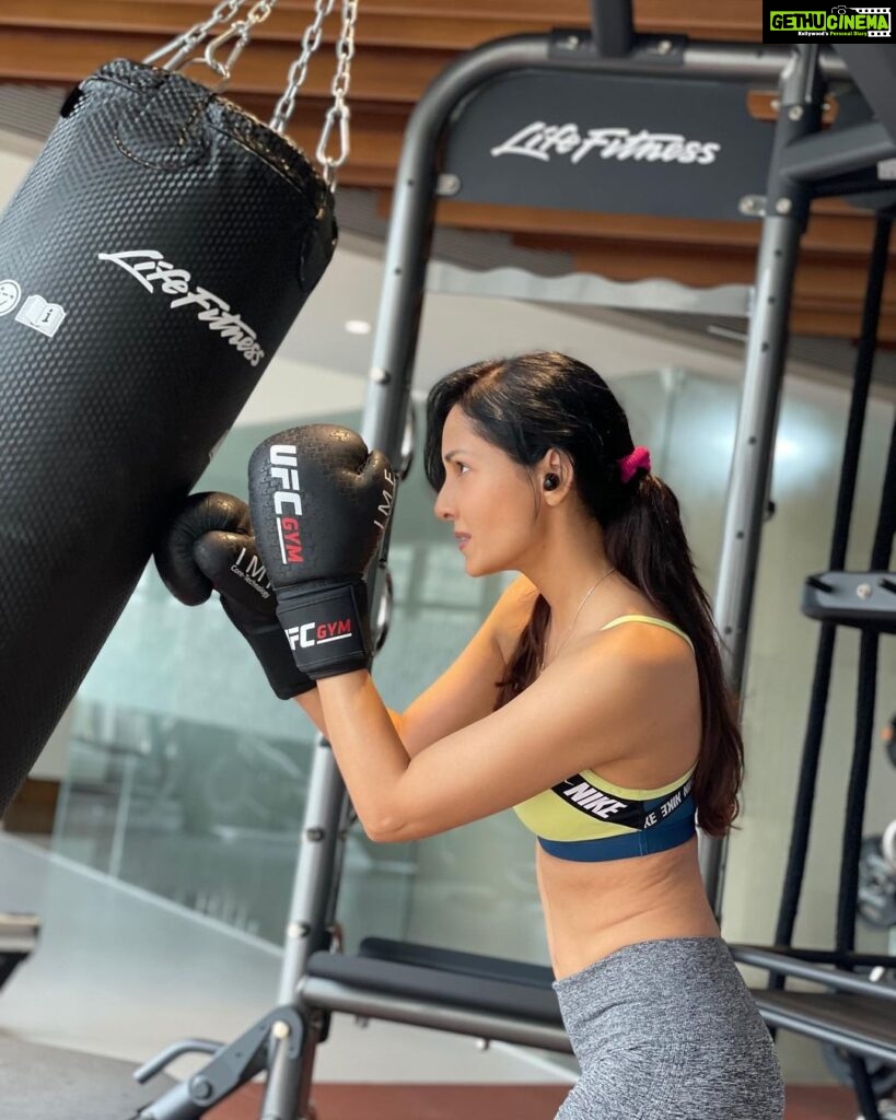 Pooja Chopra Instagram - My happy place 👊🏻 . . . . . #weekend #weekendworkout #gym #fitness #fitnessmotivation #fitgirls #fitgoals #health #healthy #strongissexy #dontmesswithme #boxing #strengthtraining #stronggirl #musclepower #abs #bodygoals #bombnotflower