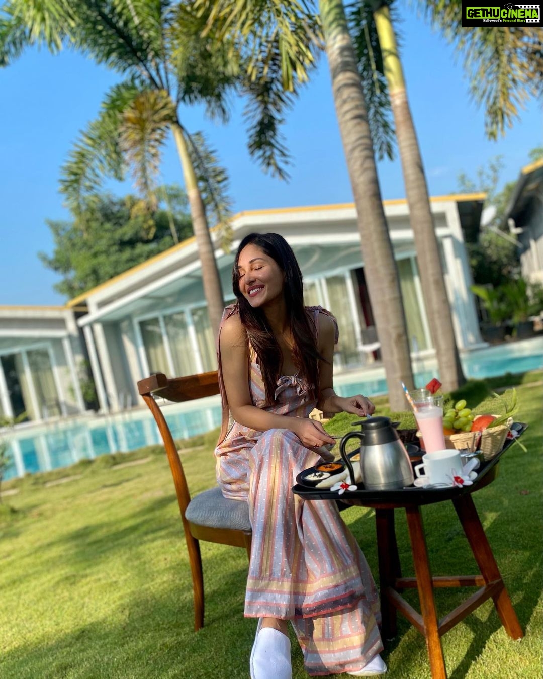 Pooja Chopra Instagram - Happiness is a mouth-FULL ovv cake . . . . . . . . #breakfastview #cakeonmylips #sunkissed #mountains #clearskies #garden #smiles #sunrise #myfav #imlovinit #cake #calories #nofilter #onavacay #girlinpink #iwokeuplikethis #nofilter #happypuppy The Forest Club Resort