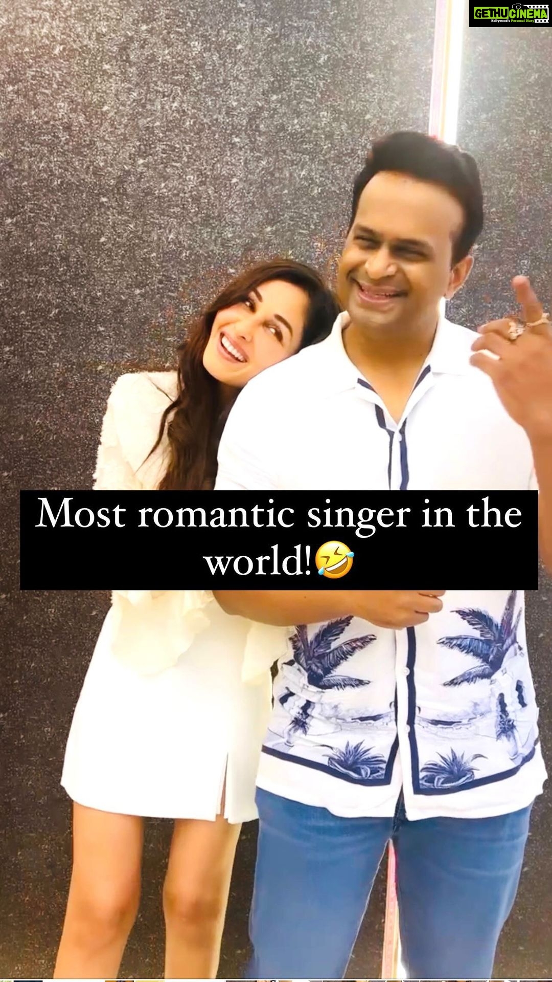 Pooja Chopra Instagram - Here is the most romantic singer in the world!🤣 What do u feel about his singing..bolo comments mein! . . #PoojaChopra #SiddharthKannan #SidK #comedy #funnyvideos #funnyreels #reels #bollywood #explore