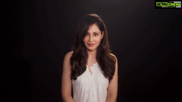 Pooja Chopra Instagram - Hey Fan-mily β€οΈ Elated to share an Opportunity for all Aspiring Makeup Artists, Hair Stylists & Fashion Stylists to learn & train from the Best and be a part of Indian Film & Tv fraternity. Only at β IMUSE Academy β - International Makeup, Hair & Fashion Styling Academy, Now in MUMBAI! π₯ ENROL NOW π Choose Your Freedom, Choose Your Self! @imuseacademy @nehaadhvikmahajan A Film by @adhvik_official #freedomofchoice #creatingglobalartists #imuseacademy #makeup #hair #fashionstyling
