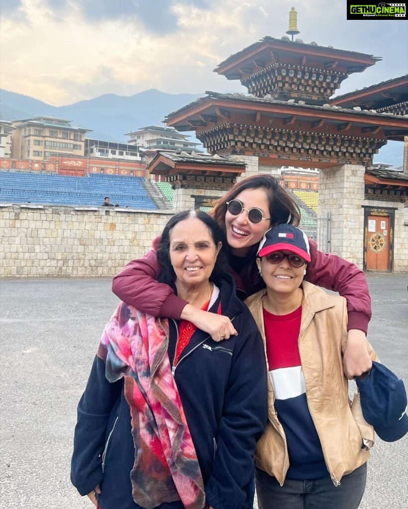 Pooja Chopra Instagram - This is us.. #mysunshinefamily_ 🌻 Bhutan འབྲུག་རྒྱལ་ཁབ་