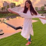 Pooja Chopra Instagram - Sunset state of mind ⛅️ #goldenhour #nofilter
