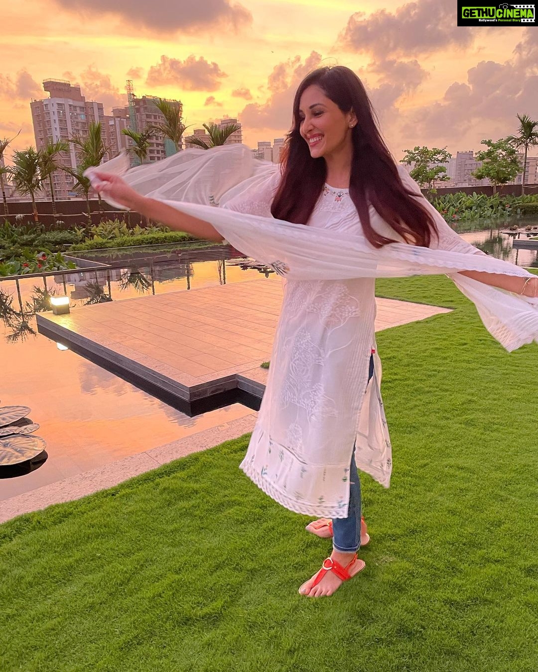 Pooja Chopra Instagram - Sunset state of mind ⛅️ #goldenhour #nofilter