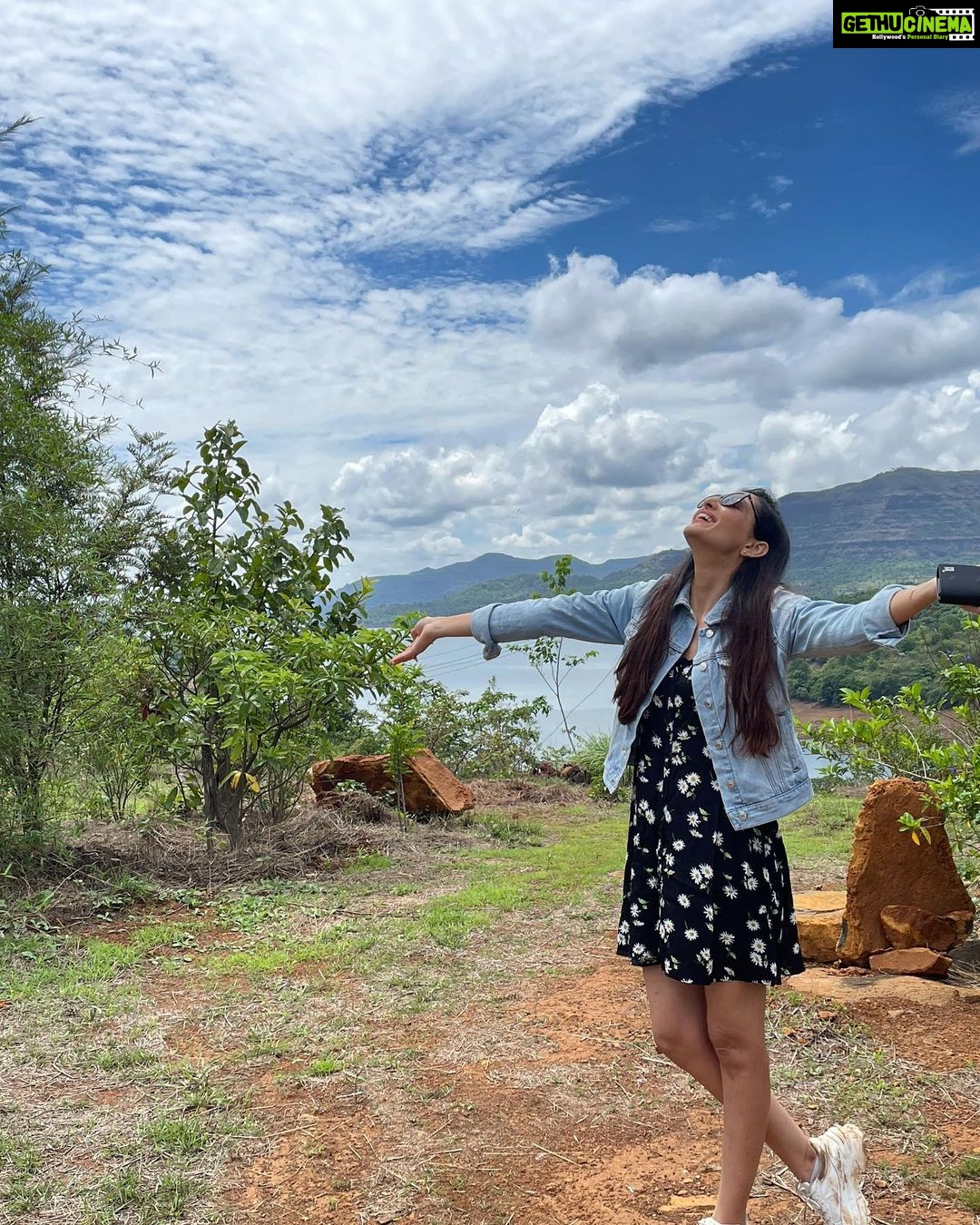 Pooja Chopra Instagram - Happy dirty feet 💙 #happiestinthehills #nofilter