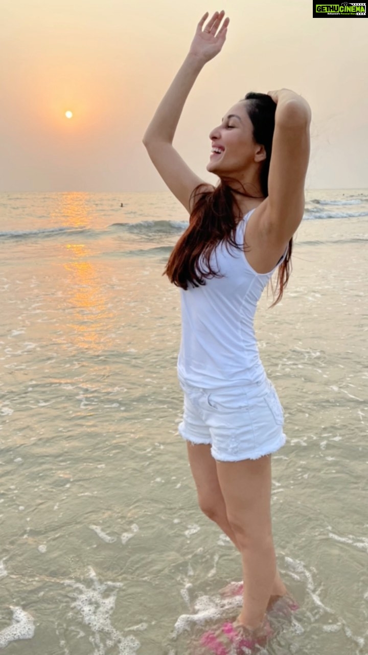 Pooja Chopra Instagram - #majormissing #sunsets #takemeback 🌊