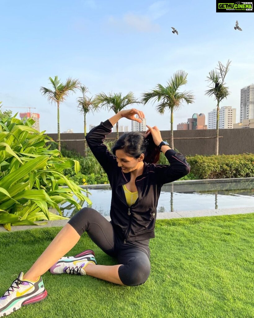 Pooja Chopra Instagram - Ditched the gym for some free-hand outdoor training today..must admit loved every moment of it! Change in ur regular workout routine is always a good idea n the little nip in the air was simply perfect #goodmorning #winteriscoming #outdoortraining #wednesdaymotivation #fitnessfreak #strengthtraining #earlymornings #sunriseoftheday #nofilter #riseandshine #love #happiness #sunshine #bluesky #openair 🕊