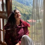 Pooja Chopra Instagram – परदे मे रहने दो… 

#couldgetusedtothis #cansithereallday 
#couldntbehappier #sunkissed 
 #mountainmagic #breezy #morningvibes #nofilterneeded #mountaingirl #happyheart