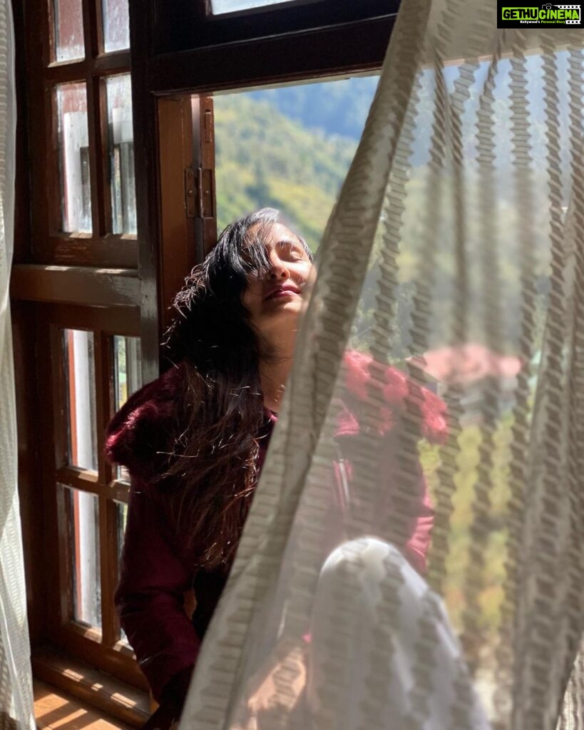 Pooja Chopra Instagram - परदे मे रहने दो… #couldgetusedtothis #cansithereallday #couldntbehappier #sunkissed #mountainmagic #breezy #morningvibes #nofilterneeded #mountaingirl #happyheart