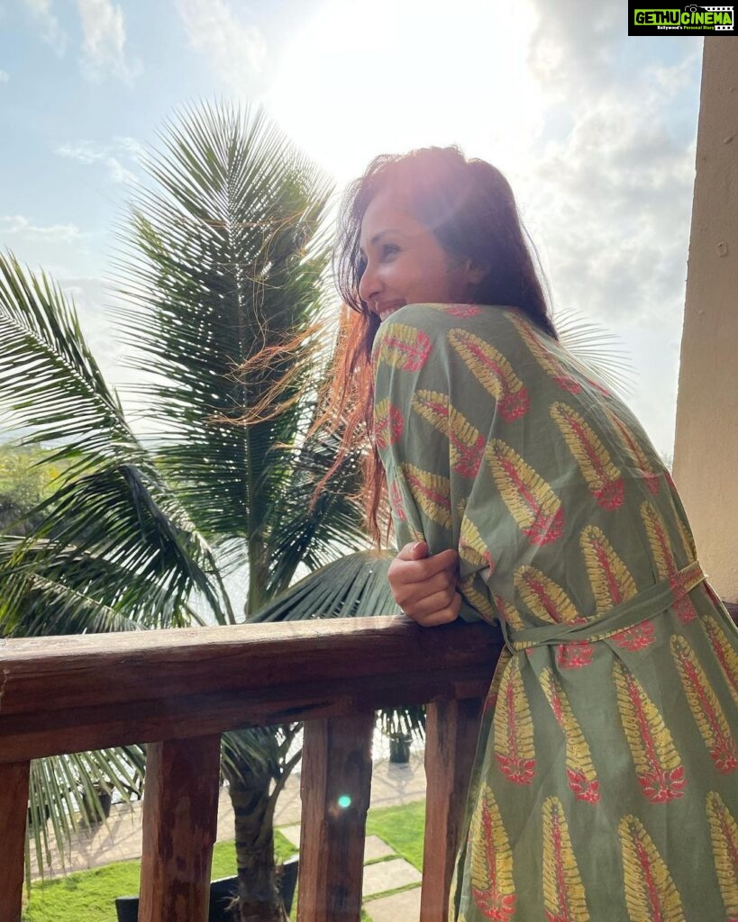 Pooja Chopra Instagram - Sunshine स्माइल series 💕 #sundaysmiles #morningmood #nofilter #beachvibes #curlyhair #saltyair #goa #shootlife #sundaysunshine #smiley #happyheart 🏝