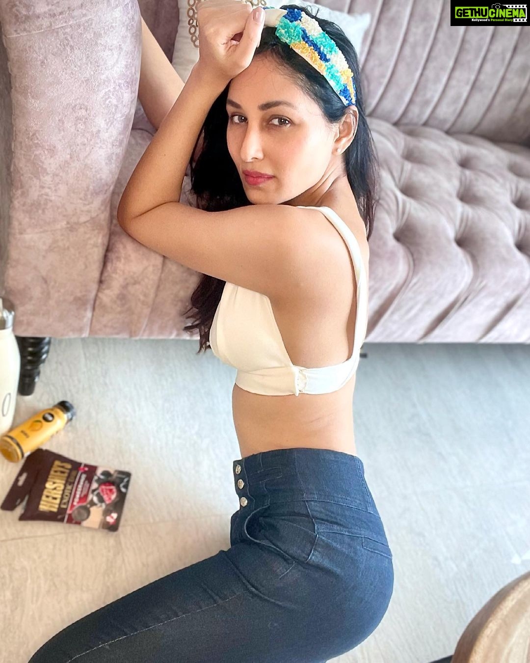 Pooja Chopra Instagram - 𝘏𝘦𝘢𝘥𝘣𝘢𝘯𝘥 𝘩𝘢𝘪𝘳 𝘥𝘰𝘯’𝘵 𝘤𝘢𝘳𝘦🦁 babitamalkani x diyaaswaniofficial #selfphotography #lockdowndiaries #eatsleepslayrepeat #lockdowndays #borntoslay #feelingpretty #headbandstyle #fridayfeels #stayathome #slayathome #queenbee Slay at Home