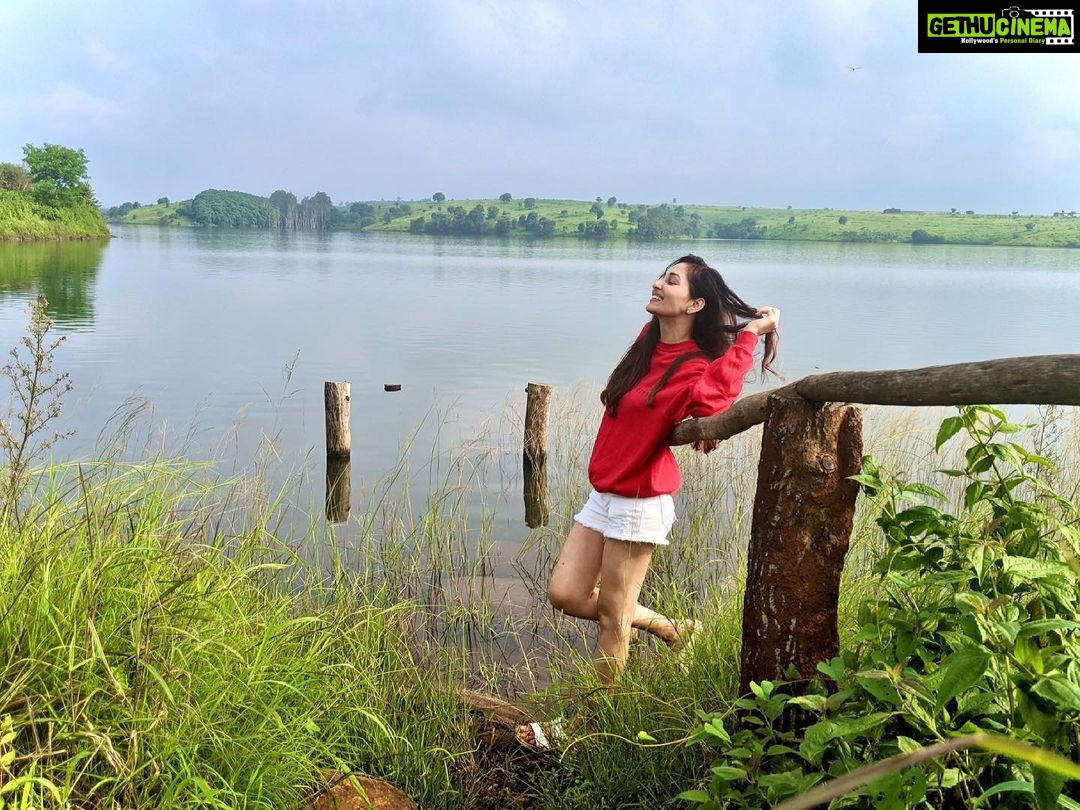 Pooja Chopra Instagram - I truly be-leaf nature is where I belong 🌾 . . . . . . . . . . #takemeback #tbpic #needaholiday #naturestateofmind #mountains #forests #hills #clouds #majormissing #weekendmood #saturdaysitathome 😒