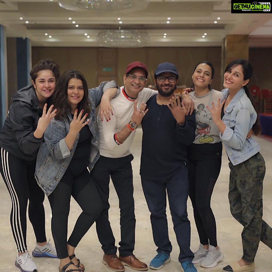 Pooja Chopra Instagram - Team Jahaan Chaar Yaar 💙 #happyfaces #us #mynext #superduperexcited #jahaanchaaryaar #wishmeluck Lucknow, Uttar Pradesh