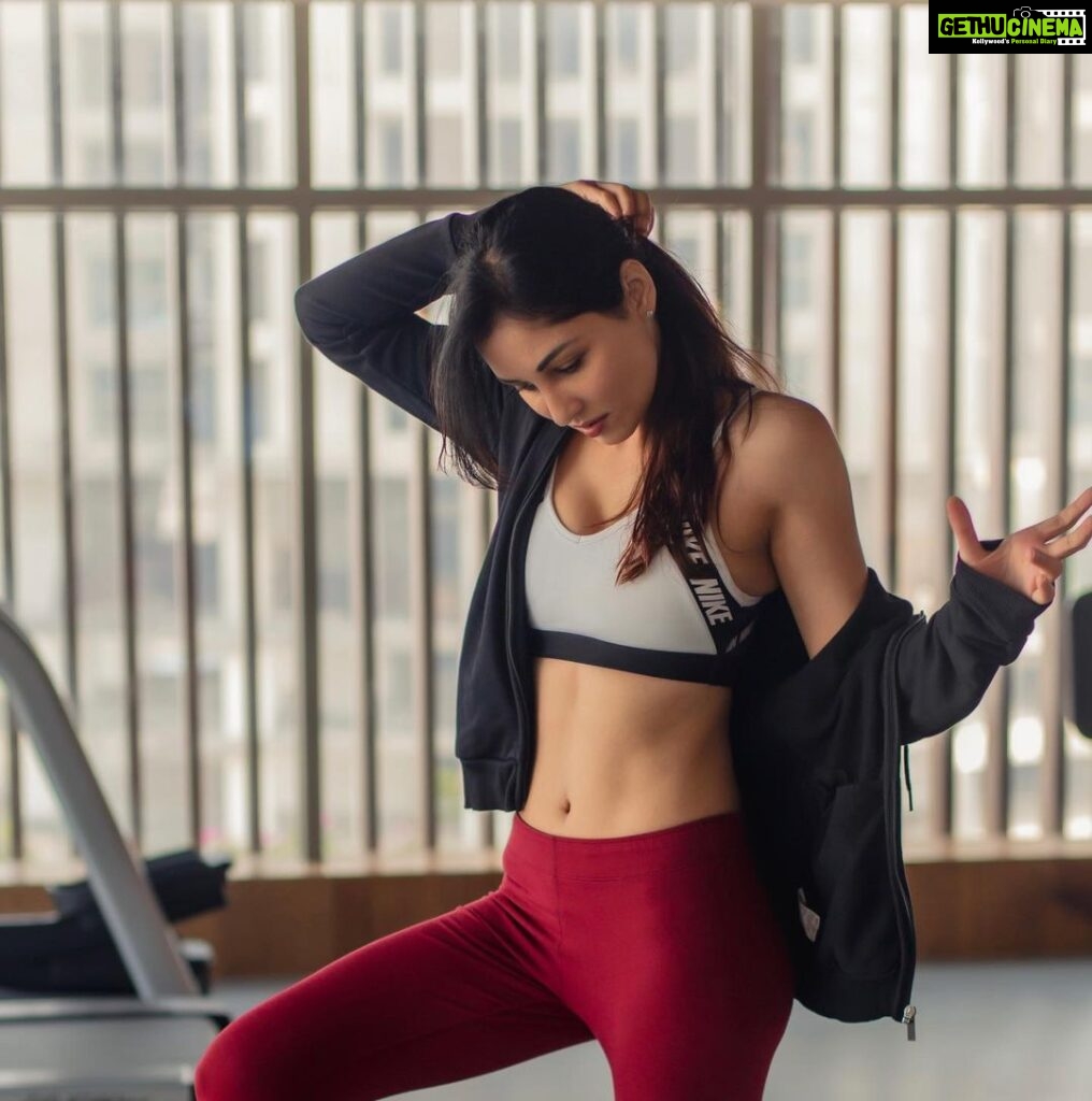 Pooja Chopra Instagram - Back to basics 🏃‍♀️ #cardiokiller #fitter #stronger #better #everyday #trainhardorgohome #absworkout #nopainnoglory #shinebright #youareyourowncompetition #glowgirl #candidphotography #gymlife #fitnessmotivation #fitgirl #letsdothis 💋