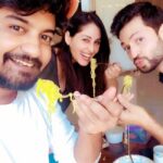 Pooja Chopra Instagram - Friends who come home n cook maggi are my favorite 🥰🎈❤️🎉 #friendships #throughthickandthin #weekendmode #fun #party #tealovers #myfriendscancookbetterthanyours 😋