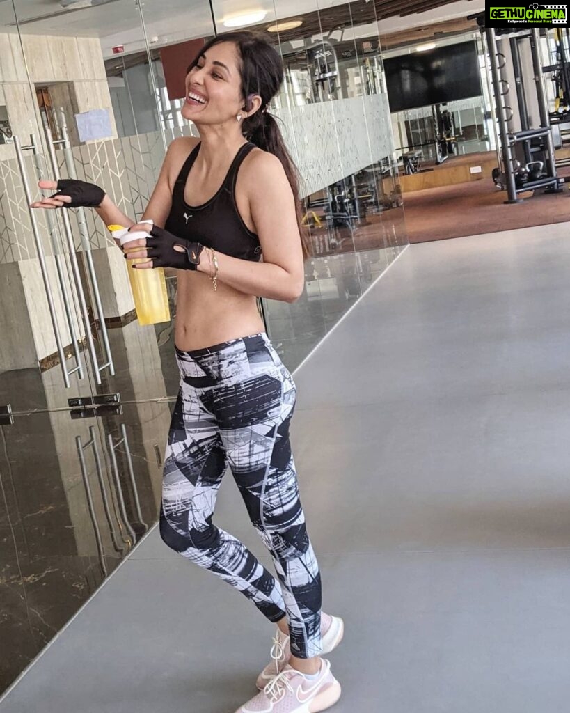 Pooja Chopra Instagram - अरे लेकीन sunday है तो क्या हुआ ? खाना रोज खाते हो ना ?!! 🤷🏻‍♀️ #sundaymorningworkout✔️ #sundaymotivation #sundayenergy #fitnessmotivation #healthyeveryday #gymlover #fitnessgirl #fitnessgoals #upwardsandonwards #fitnessenthusiast #gymjao 🤜