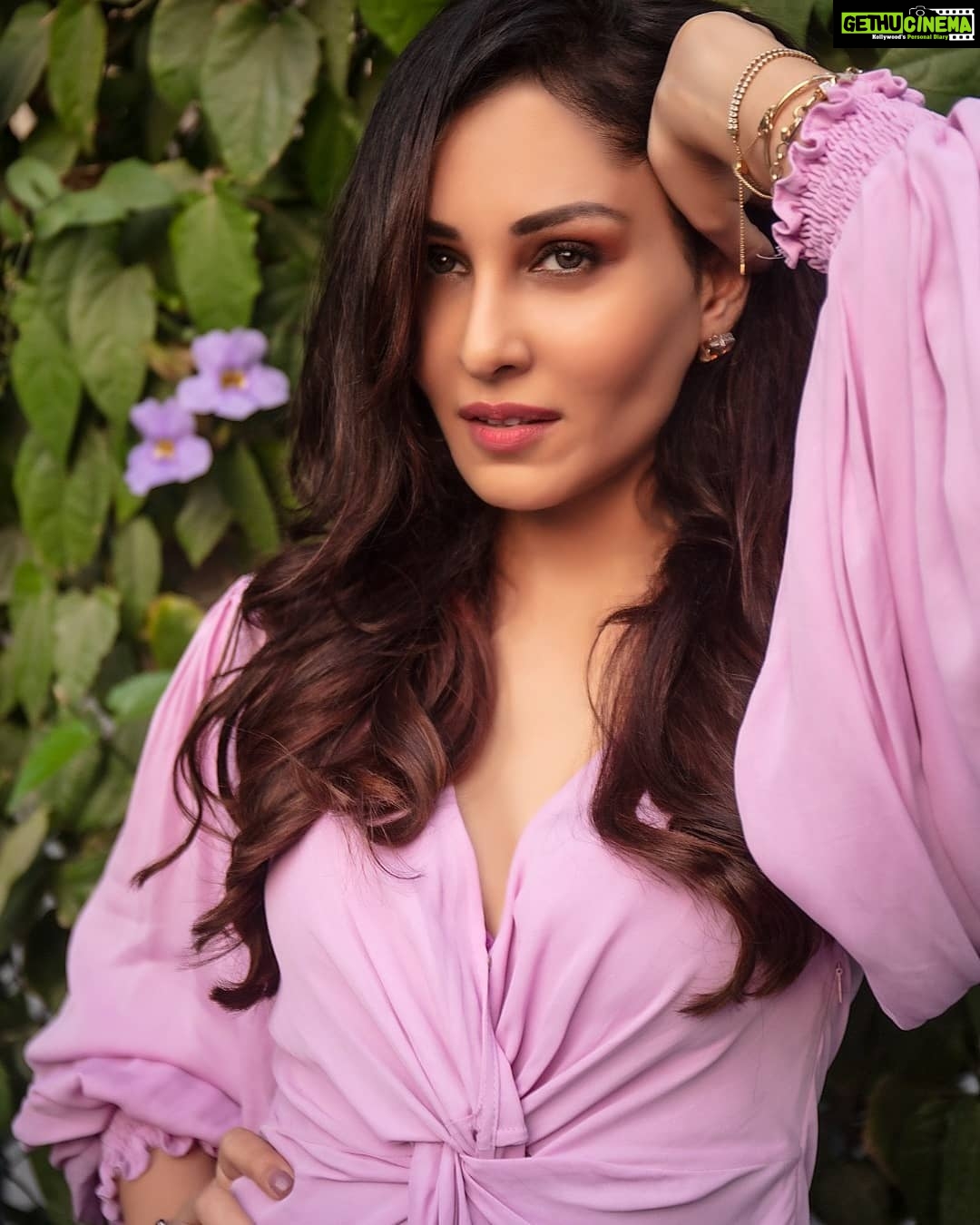 Pooja Chopra Instagram - Always wear your invisible crown❕ #queen #raisedbyaqueen👑 #tuesdaymotivation #tuesdaythoughts #tuesdaymood #tuesdayvibes #tuesdaypost #fitnessmotivation #pushyourlimits #pushyourselfeveryday #youdeservethebest #loveyourself #2021letsdothis ⚡