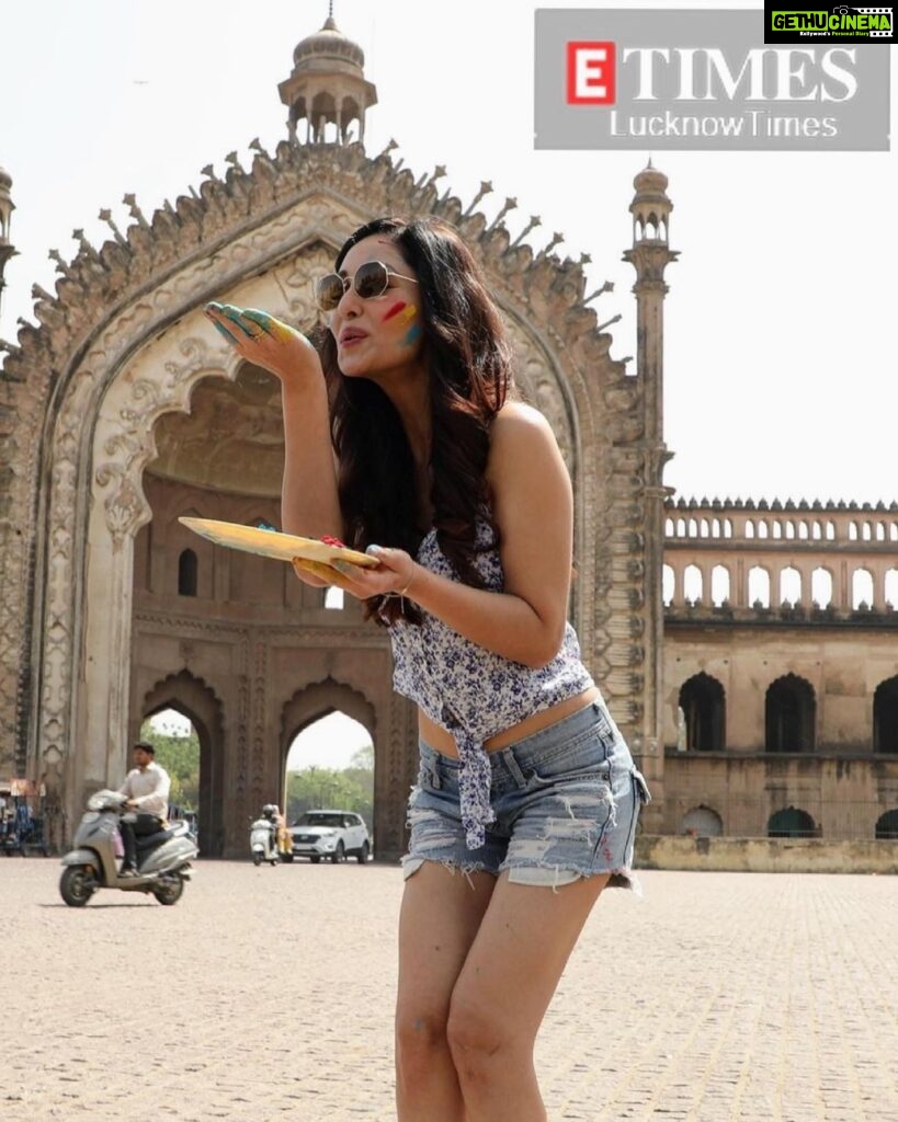Pooja Chopra Instagram - Happy Holi everyone💕 @lucknowtimes.toi ने होली खिलाई.. ठेंगा😛 #alwaysthatkid