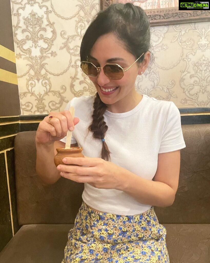 Pooja Chopra Instagram - Overjoyed to be back in the city of Nawabs, kababs & Aadabs.. Lucknow, you’ve always had so much to offer.. can never have enough of you🤍 My love for You is like an old school romance 🎶 #dayoffwork #madethemostofit #food #shopping #tea #parks #lucknowdiaries #jahaanchaaryaar नवाबों का शहर लखनऊ