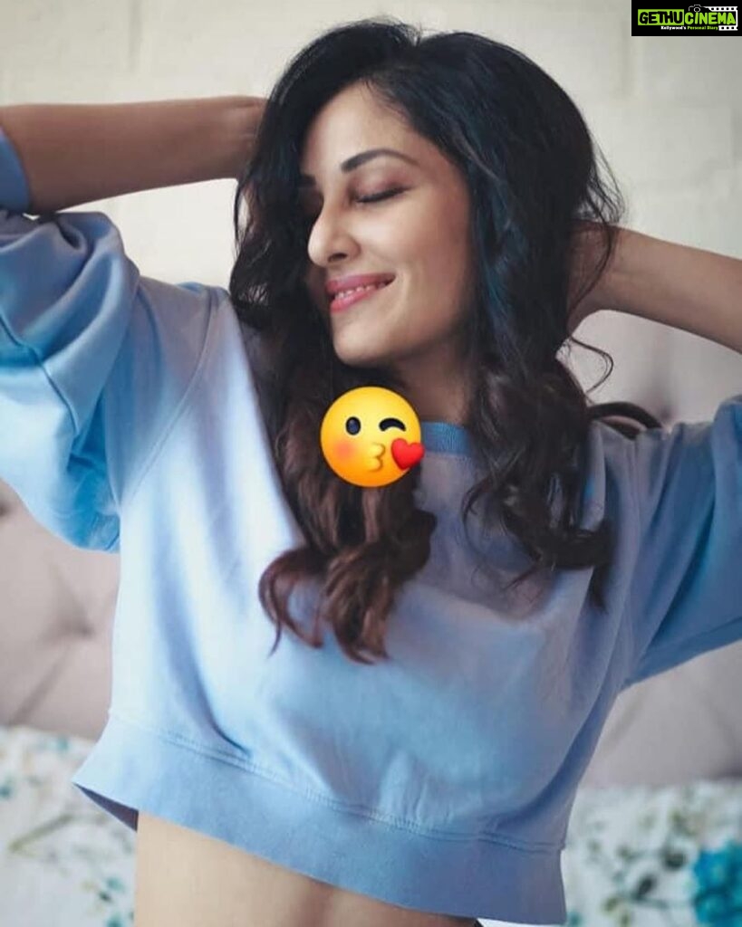 Pooja Chopra Instagram - Do not settle for someone unless you wake up next to them like this... 𝙷𝚊𝚙𝚙𝚢 𝚅𝚊𝚕𝚎𝚗𝚝𝚒𝚗𝚎’𝚜 𝙳𝚊𝚢 ❤️ #valentines #valentinesday❤️