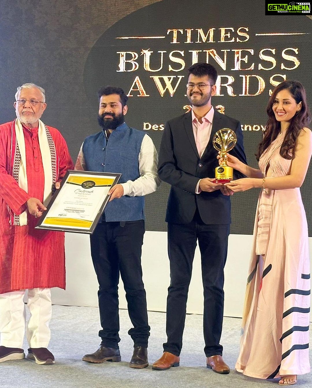 Pooja Chopra Instagram - In Lucknow to felicitate Inspiring Leaders of Uttar Pradesh, in my fav @babitamalkani ‘s creation 🌸 #prettyinpink #lucknow #etawards #economictimes #inspiringleaders #latepost