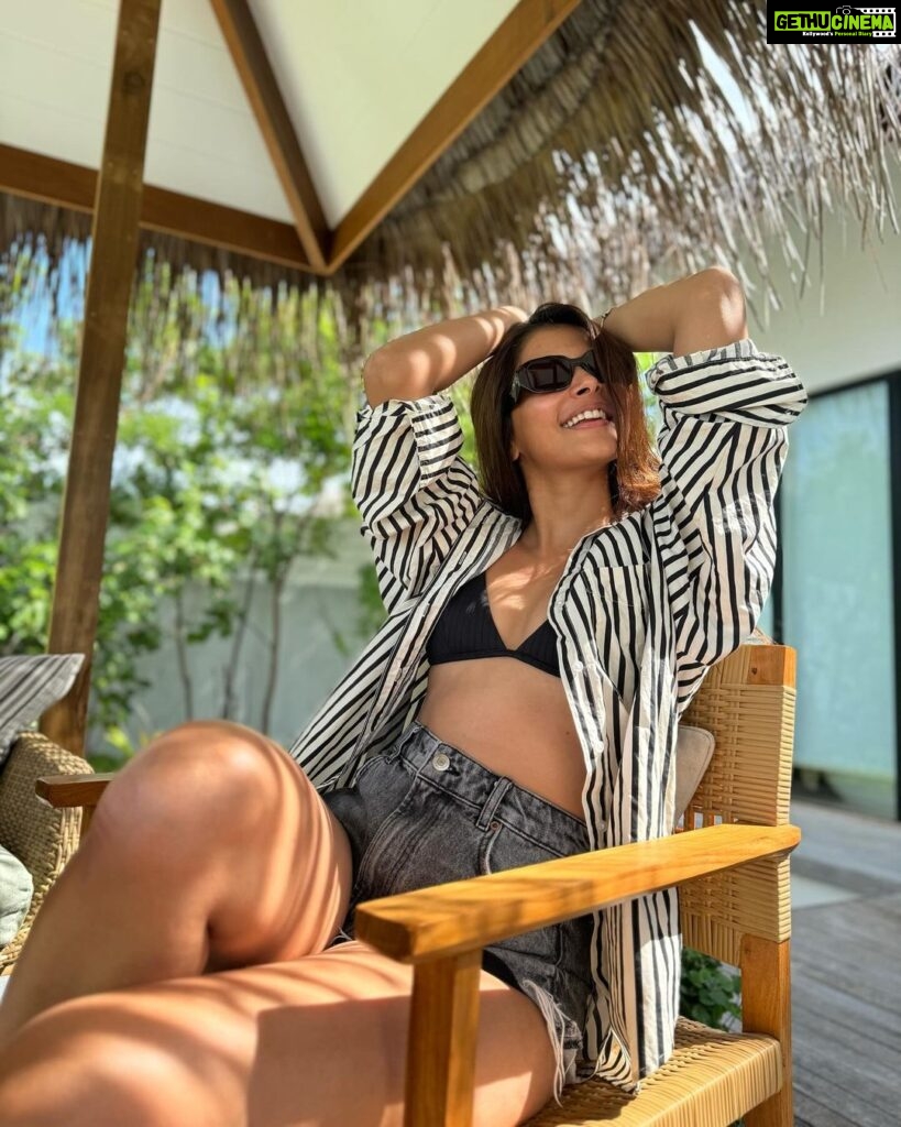Pooja Hegde Instagram - Would highly recommend some fresh air therapy 🥰👍🏼 #thatgoldenglow #breathe . . . @hiltonmaldives @coastalinofficial #hiltonmaldives #amingiristory Hilton Maldives Amingiri Resort & Spa