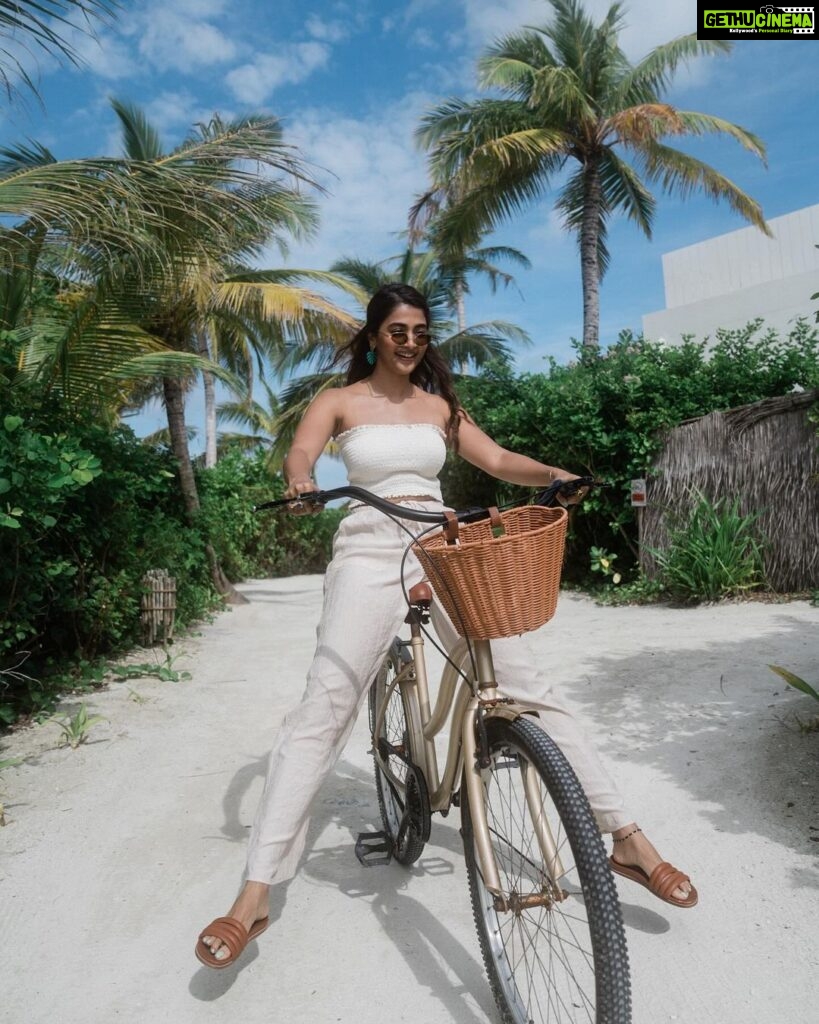 Pooja Hegde Instagram - Thank you for all the birthday love and wishes. Will respond to all ur messages soon..for now, be right back.. wheeeeee 🙃🚲 . . . @hiltonmaldives @coastalinofficial #hiltonmaldives #amingiristory Hilton Maldives Amingiri Resort & Spa