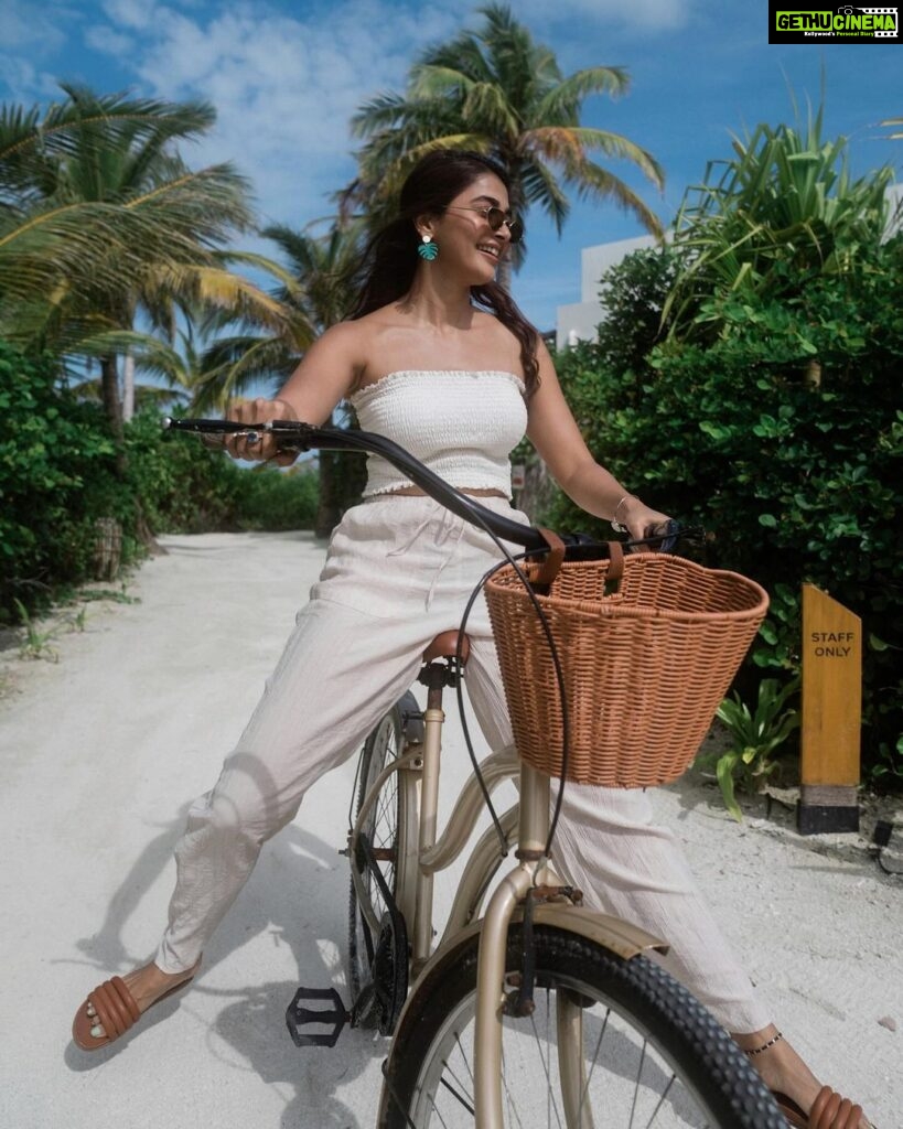 Pooja Hegde Instagram - Thank you for all the birthday love and wishes. Will respond to all ur messages soon..for now, be right back.. wheeeeee 🙃🚲 . . . @hiltonmaldives @coastalinofficial #hiltonmaldives #amingiristory Hilton Maldives Amingiri Resort & Spa