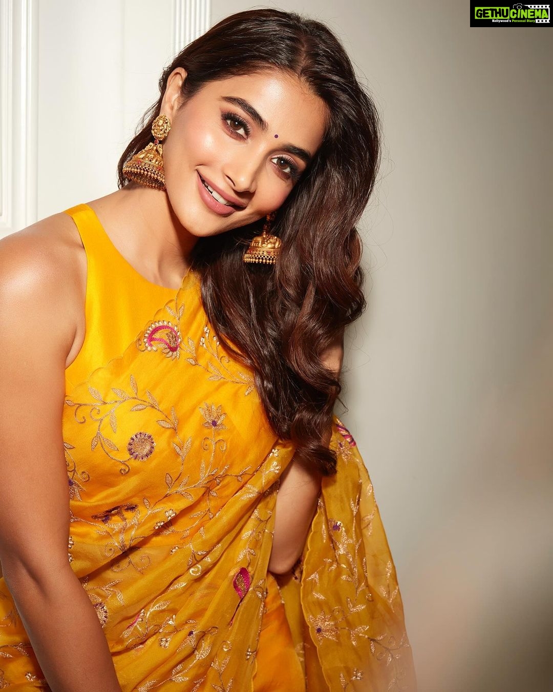 Pooja Hegde Instagram - Sundays are for sunshine ☀️🙃 #aboutlastnight