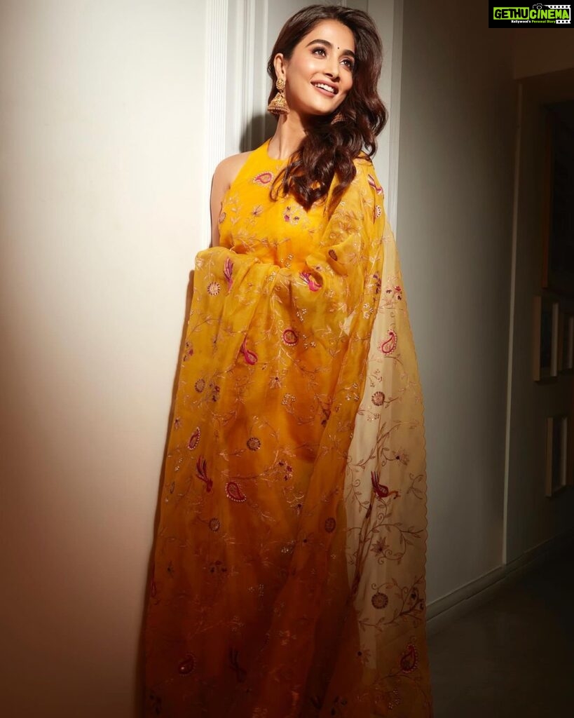 Pooja Hegde Instagram - Sundays are for sunshine ☀🙃 #aboutlastnight