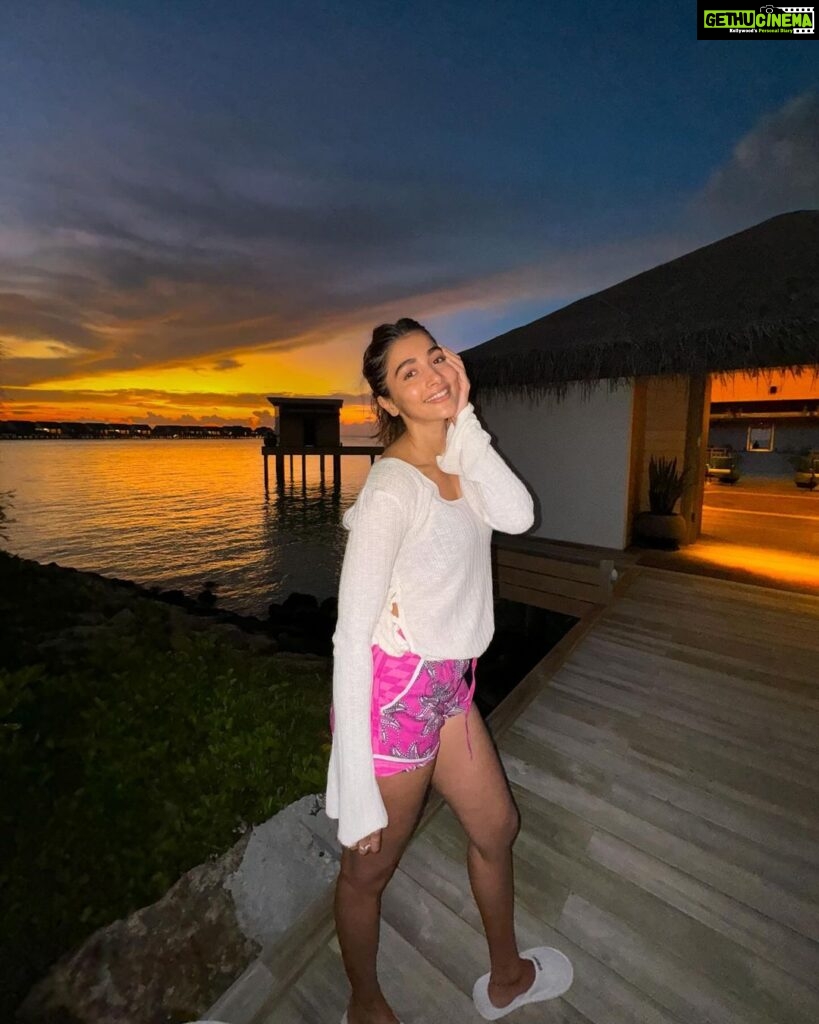 Pooja Hegde Instagram - Chasing sunsets 🫶🏼🥰 . . . @hiltonmaldives @coastalinofficial #HiltonMaldives #AmingiriStory Hilton Maldives Amingiri Resort & Spa