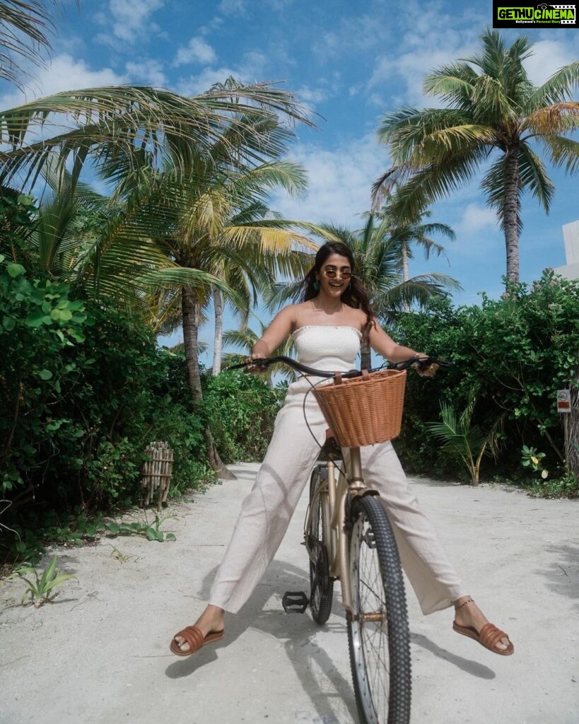 Pooja Hegde Instagram - Thank you for all the birthday love and wishes. Will respond to all ur messages soon..for now, be right back.. wheeeeee 🙃🚲 . . . @hiltonmaldives @coastalinofficial #hiltonmaldives #amingiristory Hilton Maldives Amingiri Resort & Spa