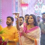 Pooja Sawant Instagram – हिंदुस्थानातील पहीला सार्वजनिक गणपती , 
श्रीमंत भाऊसाहेब रंगारी गणपती ट्रस्ट 🌺
@punitbalan ह्या अविस्मरणीय अनुभवाबद्दल खुप खुप आभार 🙏🏻