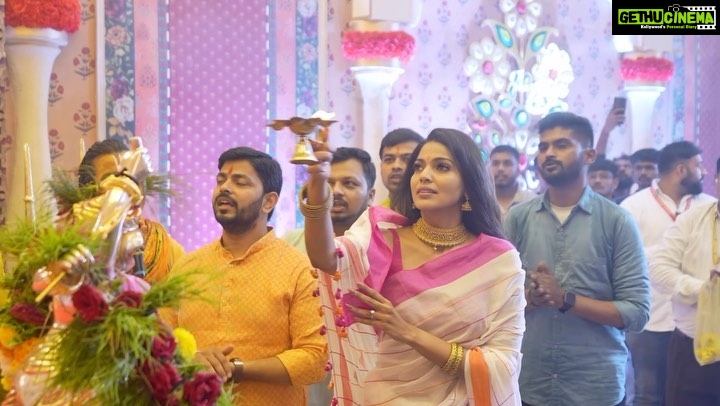 Pooja Sawant Instagram - हिंदुस्थानातील पहीला सार्वजनिक गणपती , श्रीमंत भाऊसाहेब रंगारी गणपती ट्रस्ट 🌺 @punitbalan ह्या अविस्मरणीय अनुभवाबद्दल खुप खुप आभार 🙏🏻