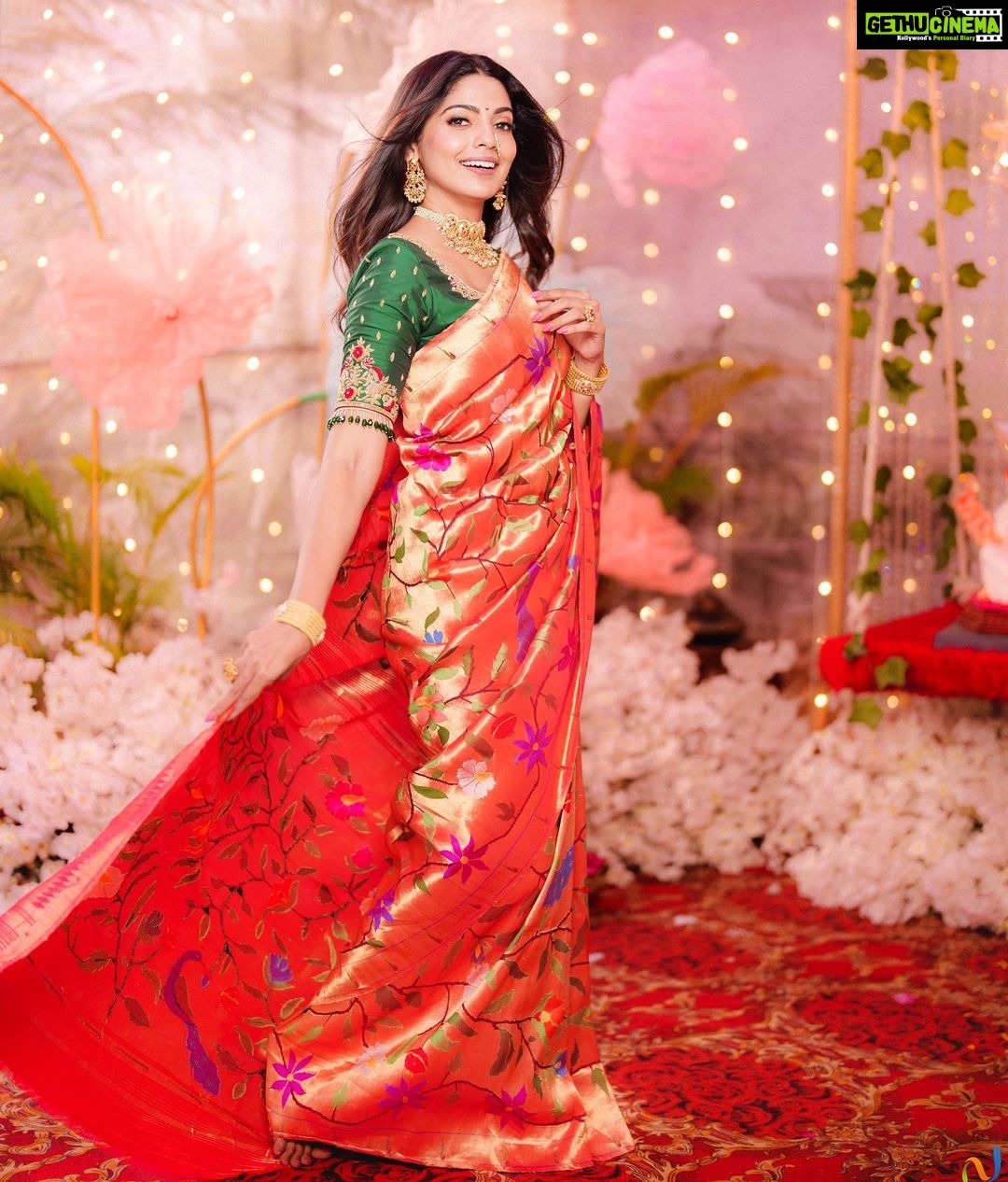 Pooja Sawant Instagram - Setting up my mood for festivals 🌸💕 thank you @saudamini_handloom for this beautiful paithani ♥️ Location @kalasystudios Photography @niraj_sarda Video @thefilmerab Makeup and Hair @sheetalpalsande Blouse @nishfash_design_studio Decor @decorbyketan