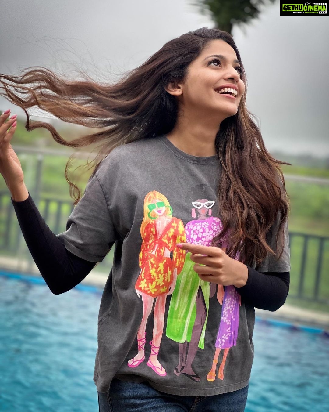 Pooja Sawant Instagram - Just a beautiful day in paradise ❤️🧿