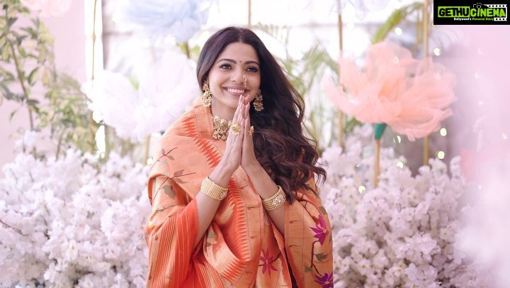 Pooja Sawant Instagram - गणनायकाय गणदेवताय गणाध्यक्षाय धिमही🌺 गुणशरीराय गुणमण्डिताय गुणेशानाय धिमही 🌸 Saree by @saudamini_handloom Blouse @nishfash_design_studio Location @kalasystudios Decor @decorbyketan Makeup and hair @sheetalpalsande Videography @niraj_sarda edit @thefilmerab